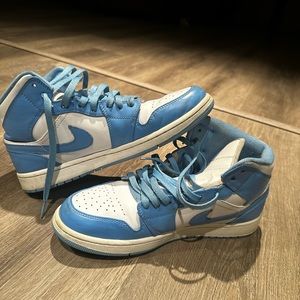 Jordan 1 “Unc” mid
No box
Size 10